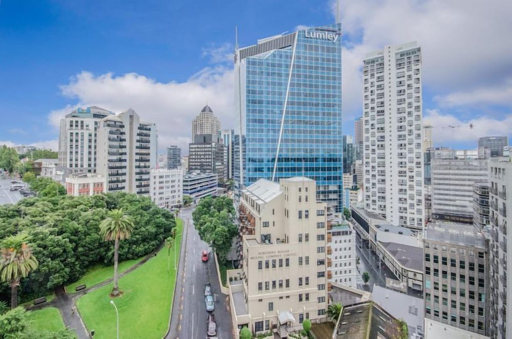 Auckland CBD Modern 2 Bedroom Apartment view 3