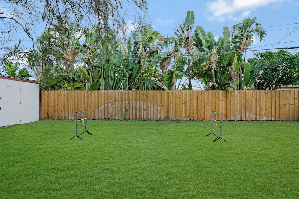 Retro Getaway in Oakland Park