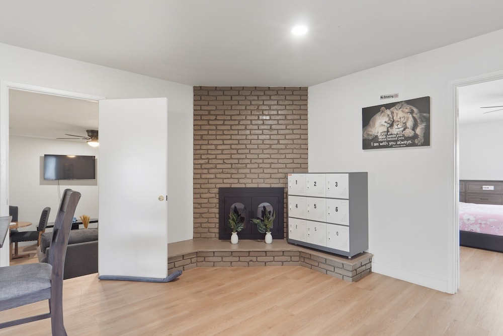 Peaceful Paradise Hills Retreat 6 Bedroom Home