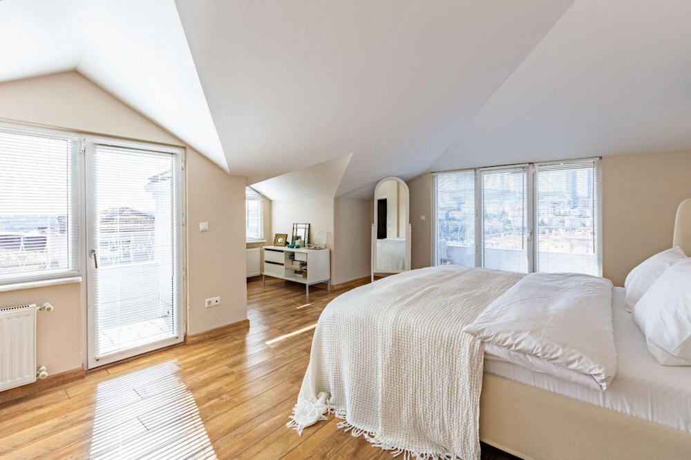 House With Balcony and City View in Besiktas