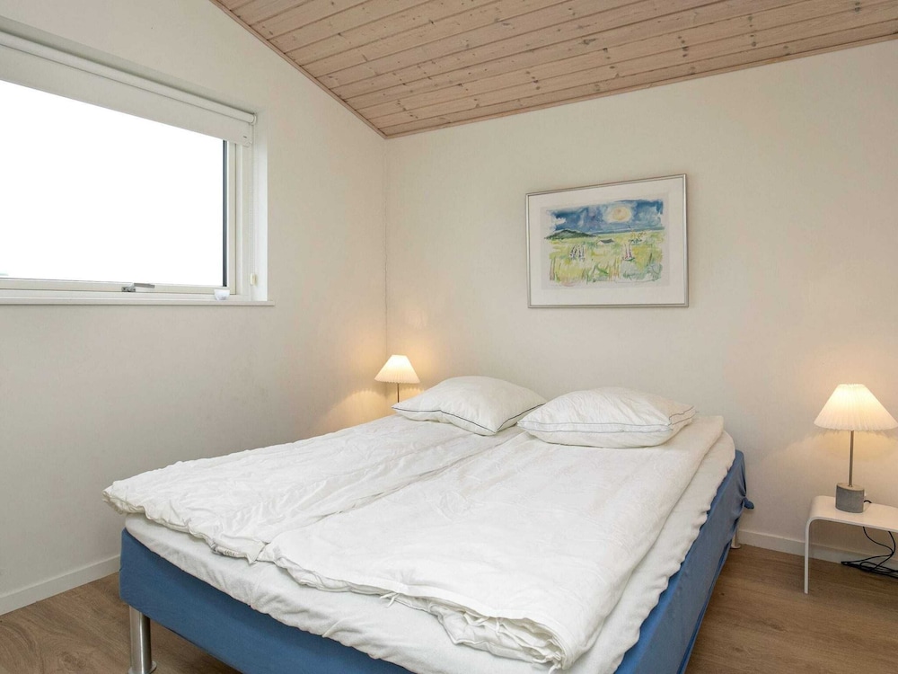Cozy Dog-friendly Cottage Near Coast-by Traum view 5