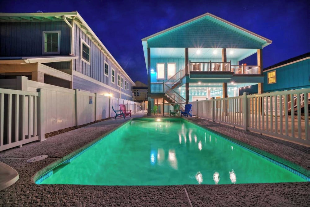 Sleeps 21, 2 Homes 2 Private Pools, Fire Pit, Swing Bar Walk to the Beach