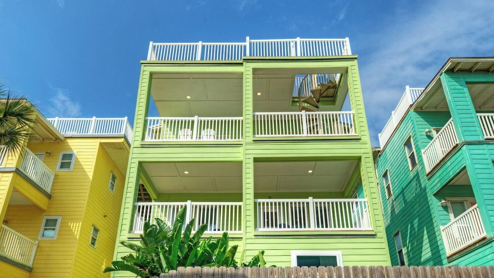 Walk to the Beach Ocean Views, Balcony Dining & Open Living Beachview 54 by Avantstay