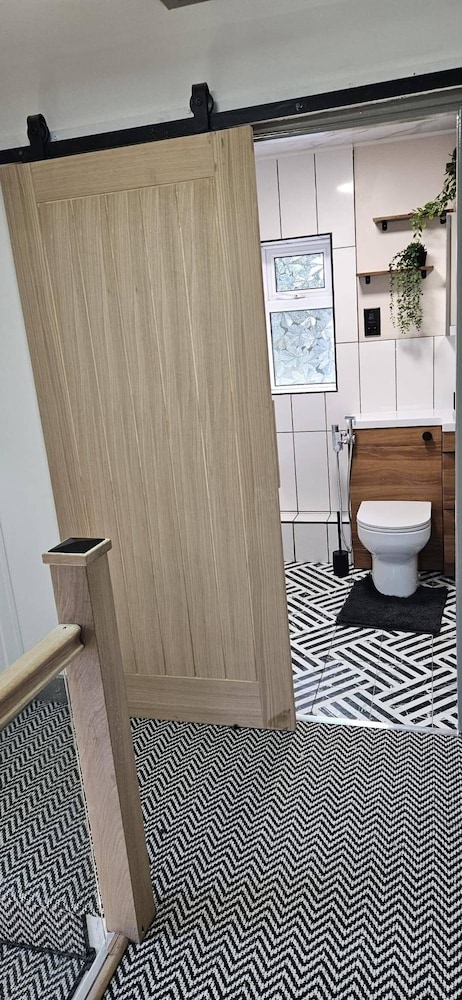 Chester - 4 Bed House Free Parking
