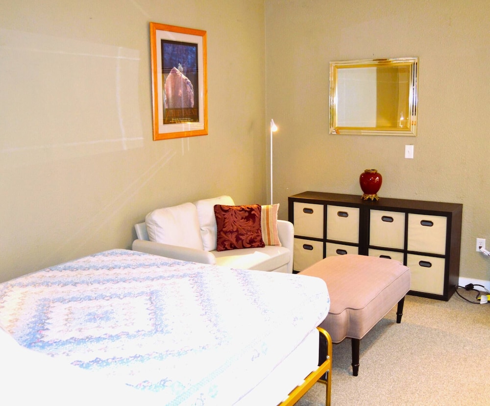 Room-cozy Nest 5 Near UND Campus