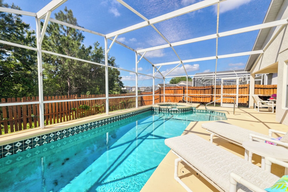 Arler House - Amazing 4 Bed 3 Bath - Private Pool
