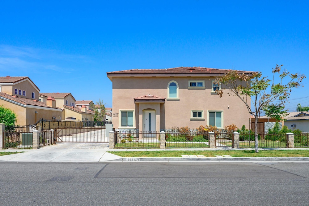 Modern Spacious Home Bright Family Group Friendly