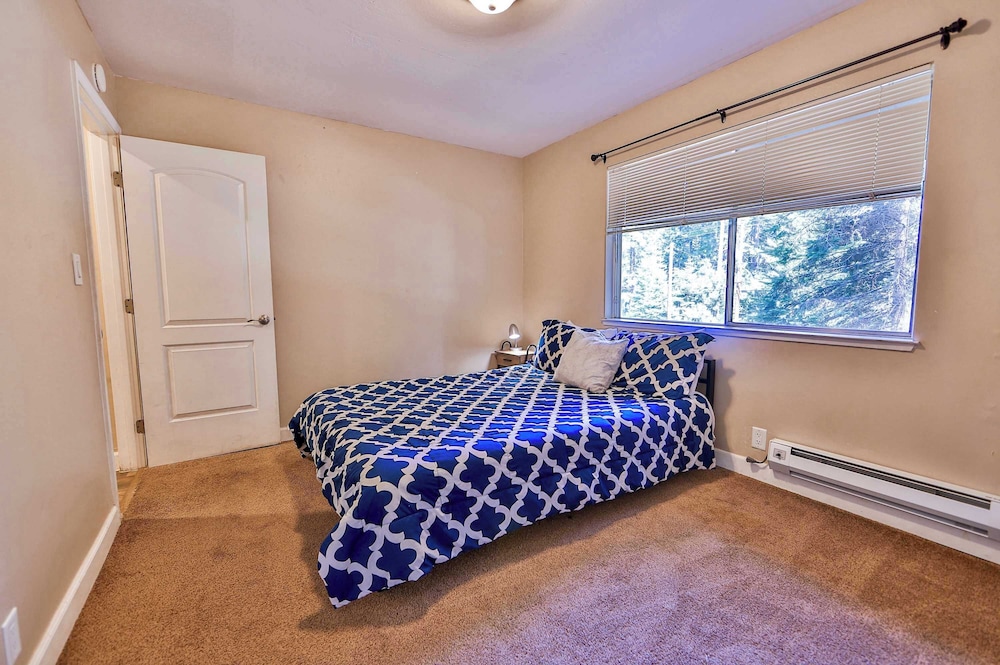 Iroquois Ridge Charming Home for 8 w/ Hot Tub Near Lake Tahoe & Skiing