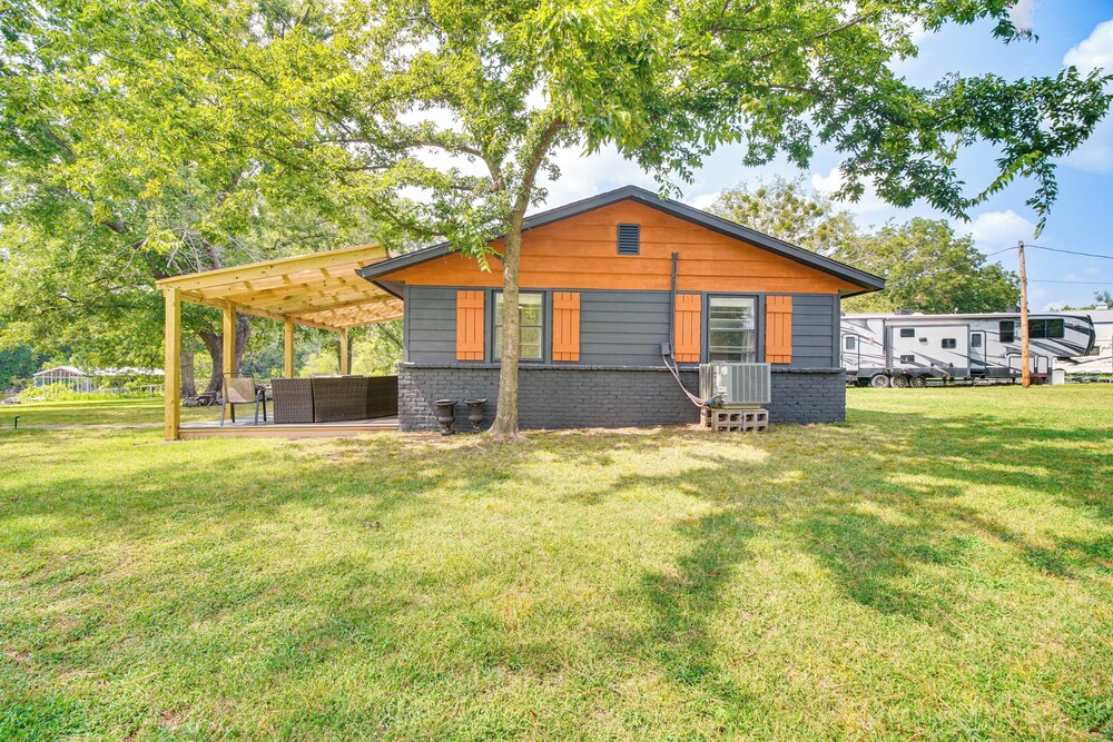 On-site Lake Access: Pet-friendly Vinita Home