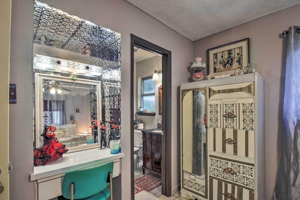 Unique Vintage Hideaway < 6 Miles to Lackland Afb! view 4