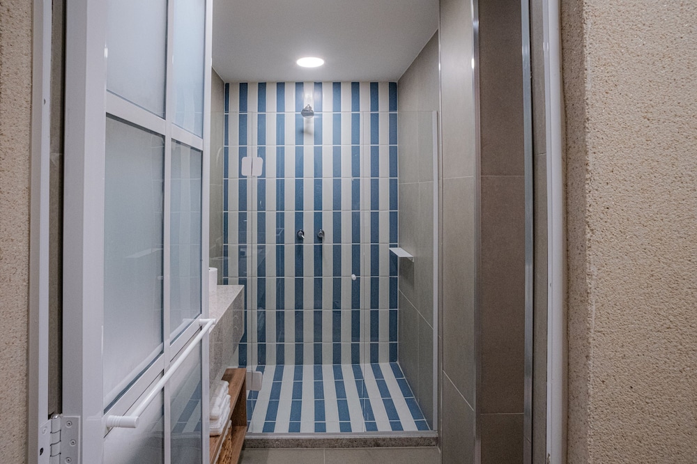 Sea View and Balcony With Bathtub Q18