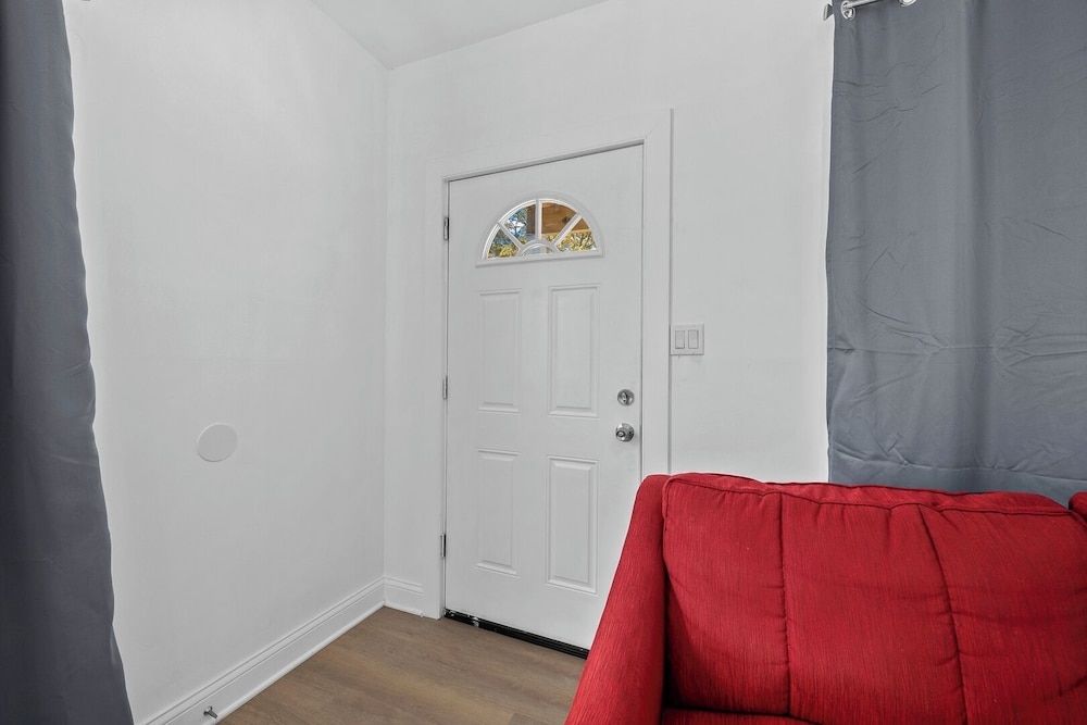 New Downtown Lux 3BR Free Parking, AC & Wi-fi