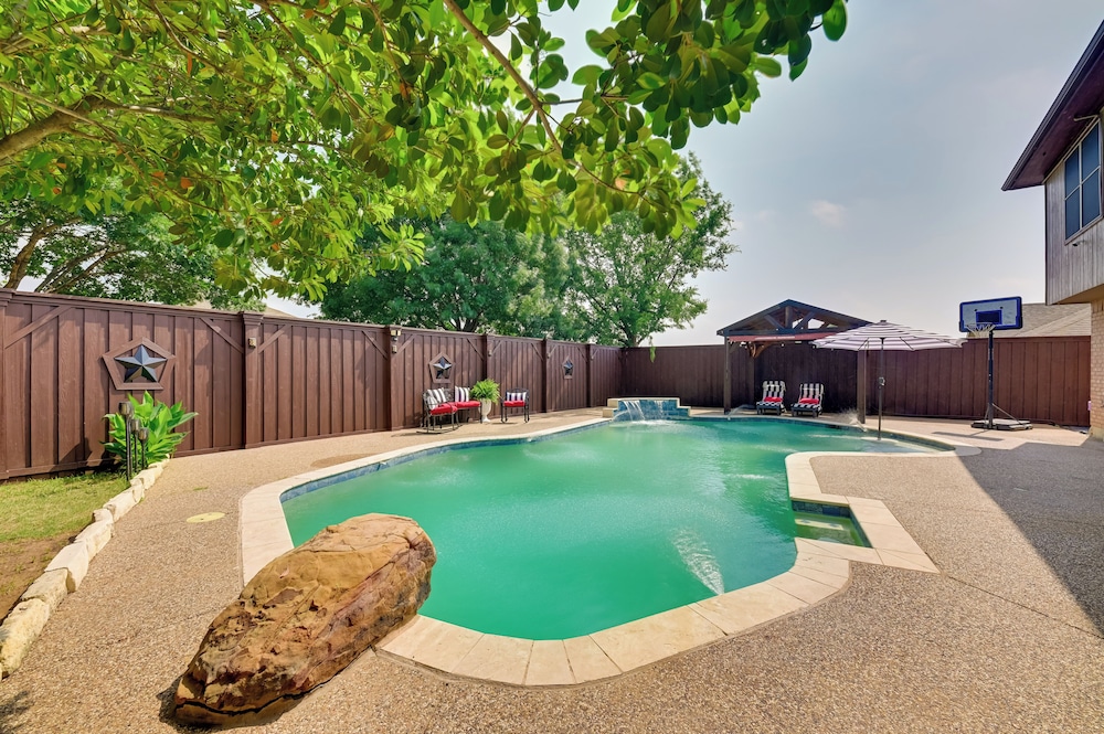 7 Mi to Lewisville Lake: Spacious Denton Home