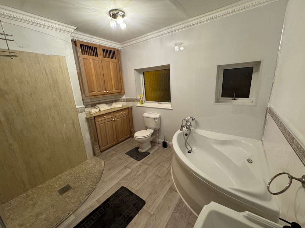 Buxton 5-bed Retreat - Sleeps 11, Parking & Garden