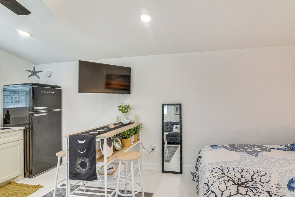 Updated Galveston Studio w/ Deck - 1 Mi to Beach!