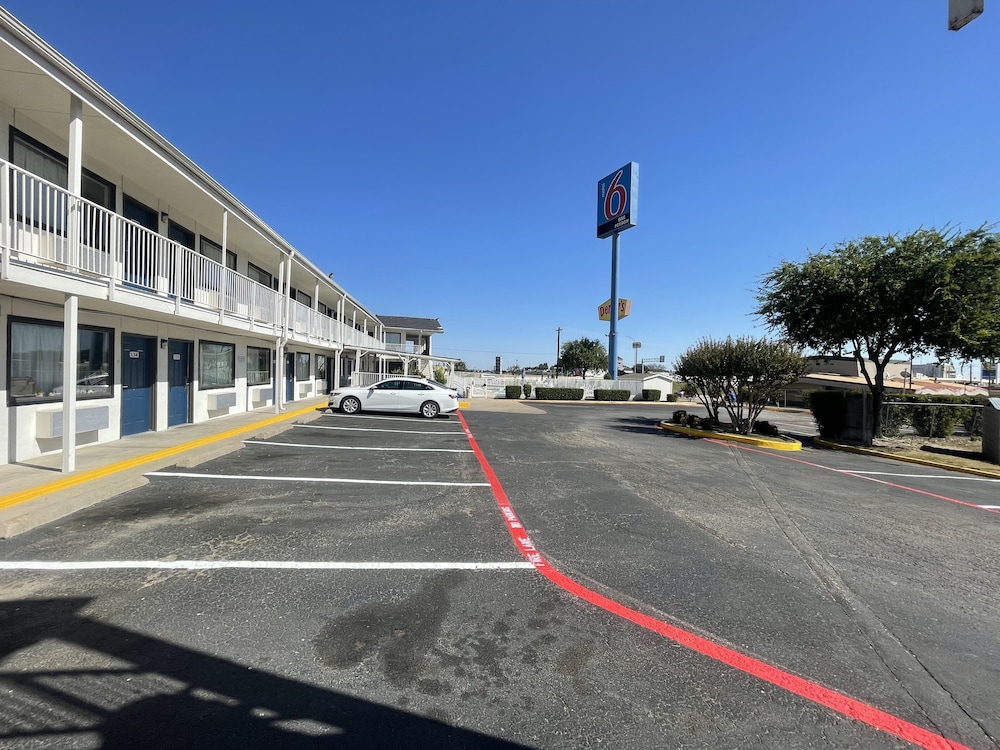 Motel 6 Denton, TX - UNT