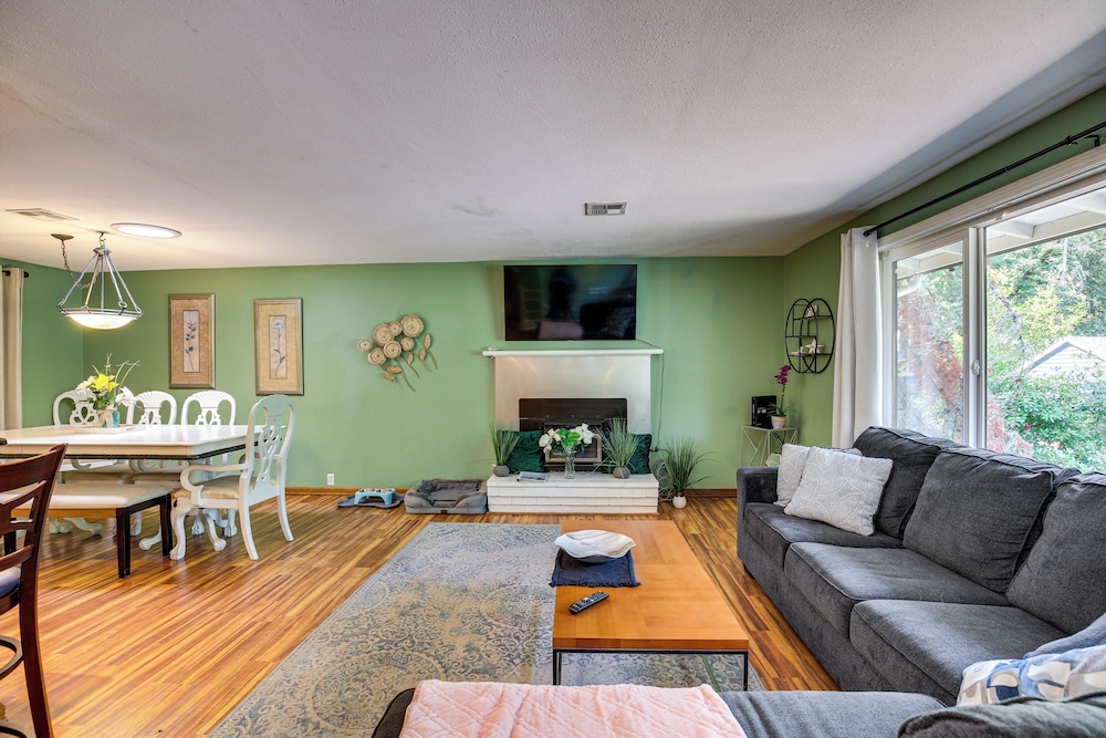 3 Mi to U of O Pet-friendly Home w/ Covered Deck!