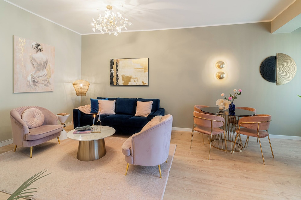 Designer 2-Bedroom Flat with Balcony & Full Amenities Steps from Piata Universitatii