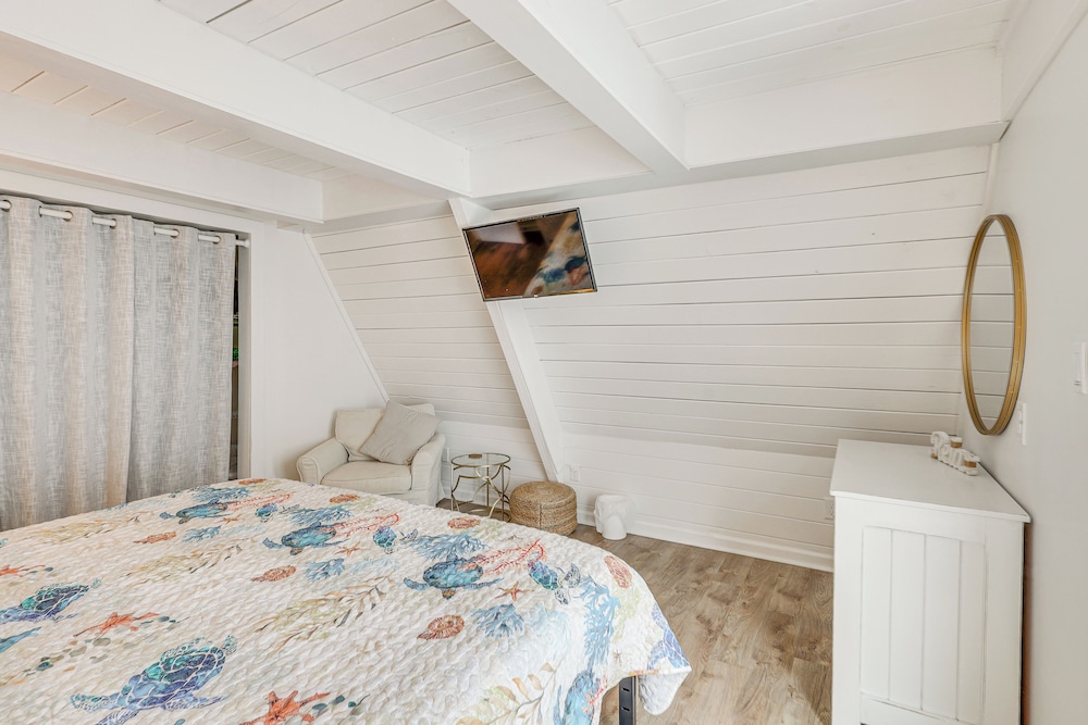 Unique A-frame Beach House: 'the Beacon at Oib'