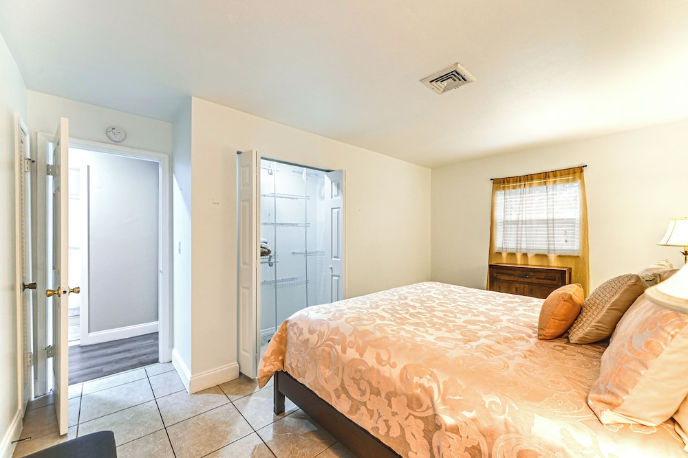 1 Mi to Dtwn Bonita Springs: Home w/ Lush Yard!