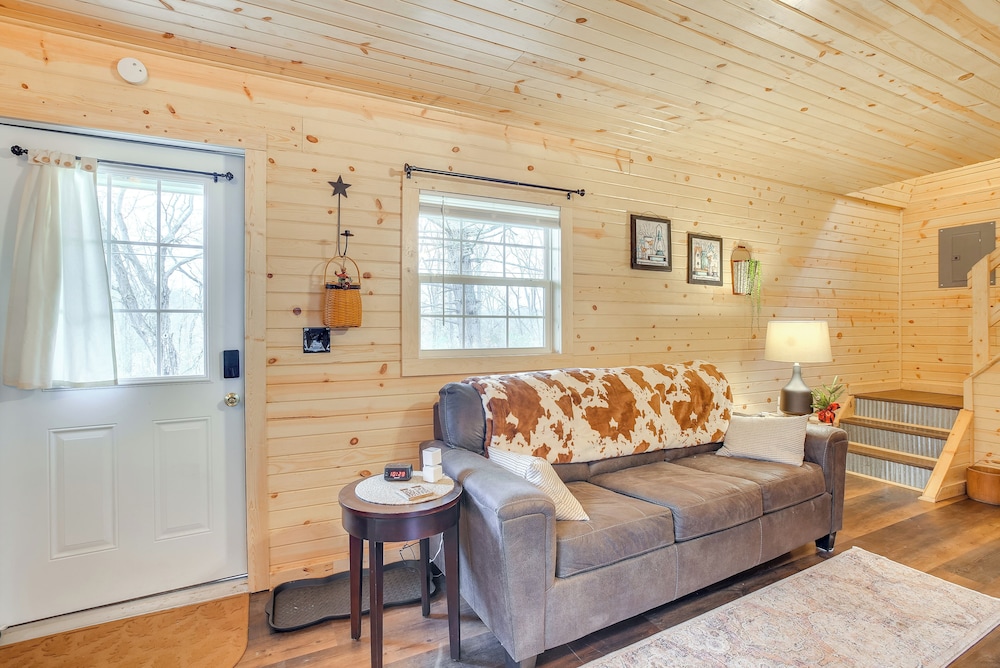 On 40 Acres: Charming Cabin in Zanesville!