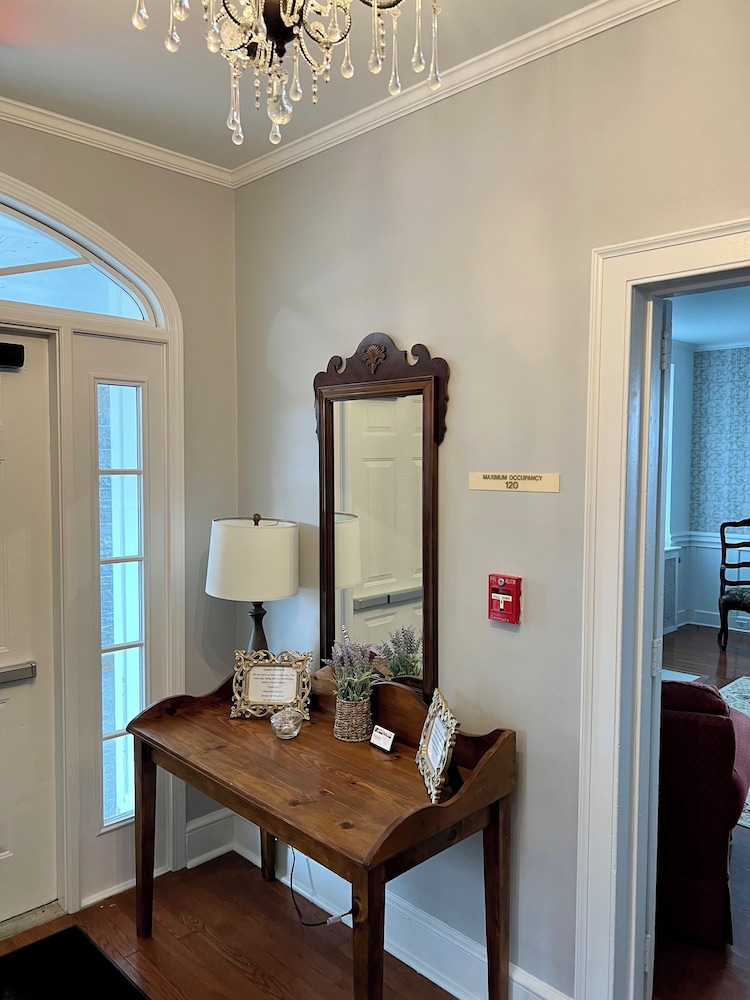 Valcour Inn & Boathouse