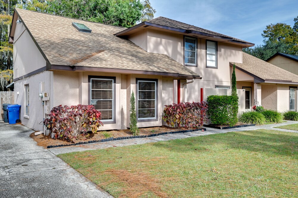 Tampa Townhome w/ Lake Access & Workspace!
