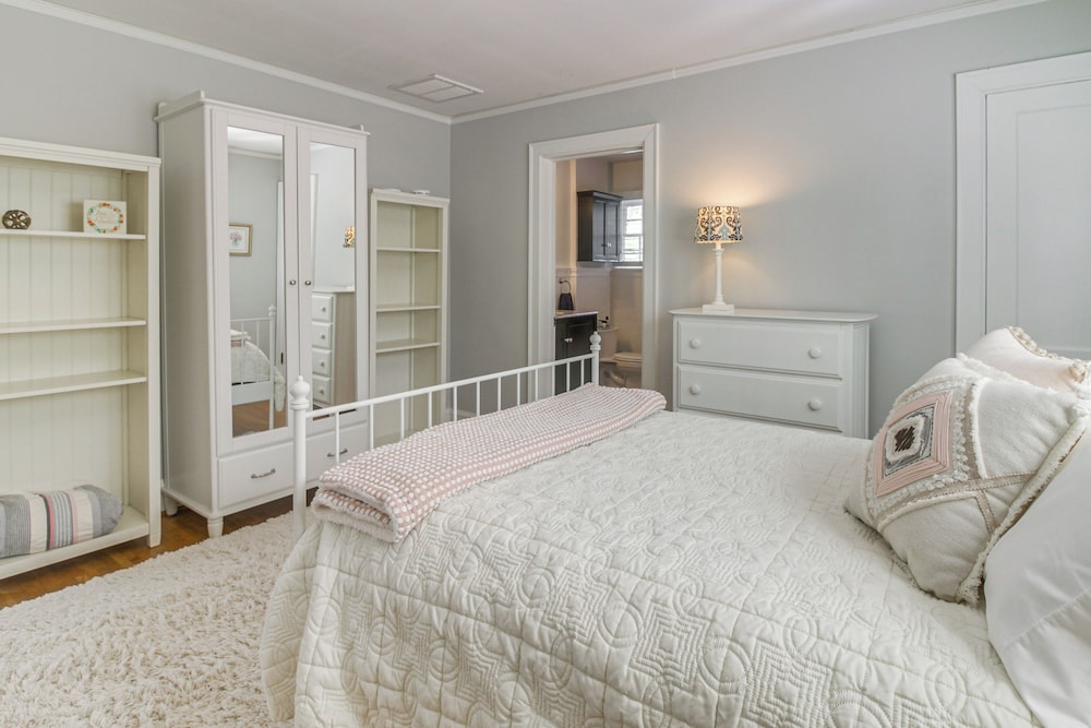 Walk to Dining & Shops: Historic Belmont Home