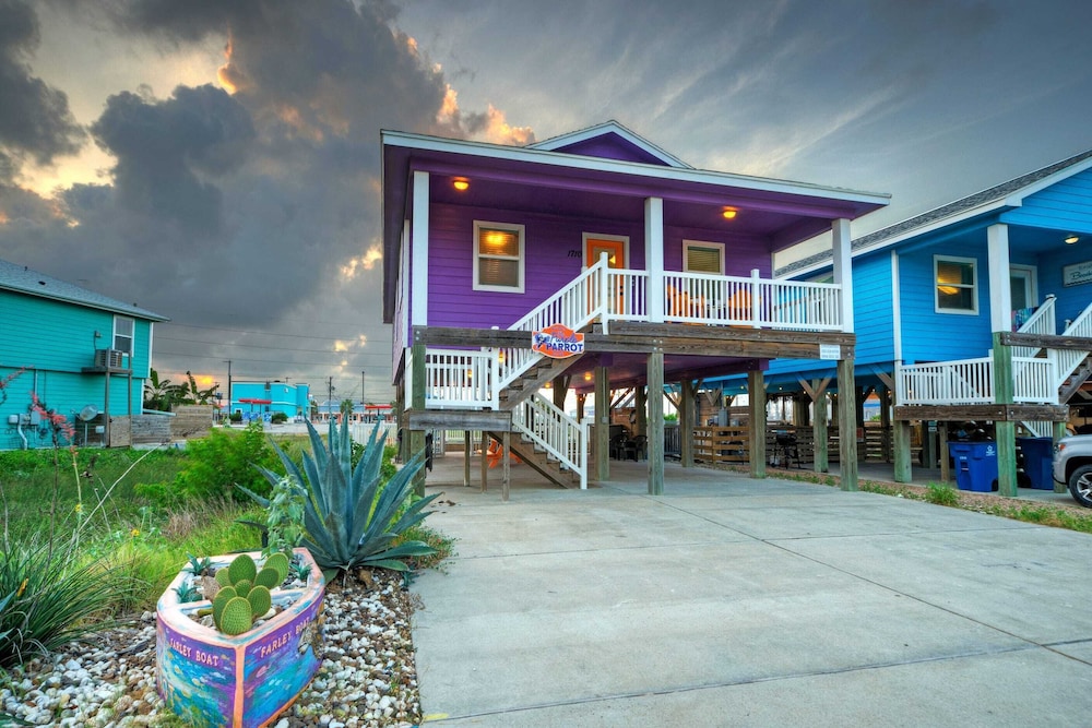 Purple Parrot by Avantstay Heated Pool, Beach Access & Central Port A Location