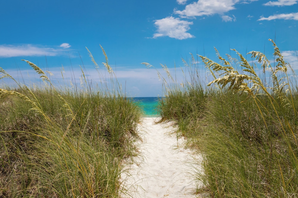Searenity Awaits: 2-bd, 2-ba Coastal Escape! Perfect for 5! Pet Friendly!