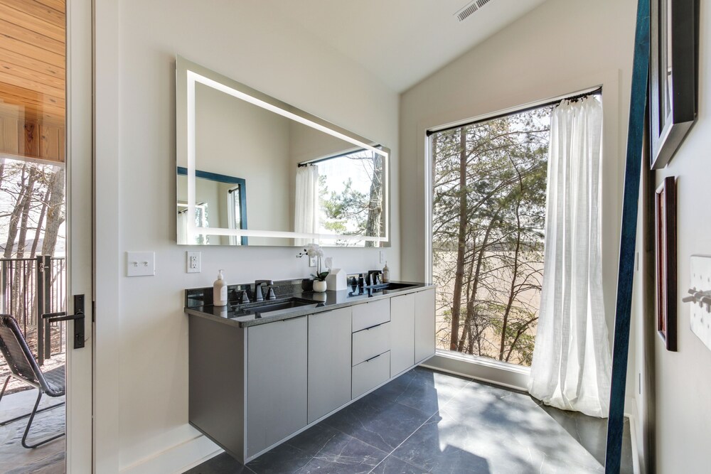 Private Dock & River Views: Modern Gem in Waterloo