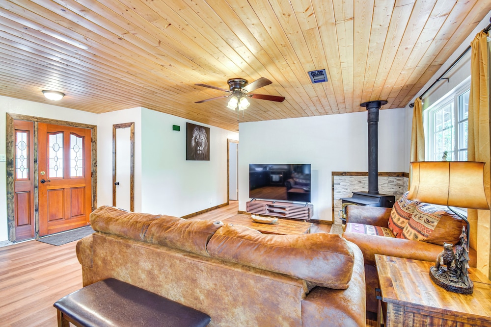 Sierra Serenity: Scenic Mtn Escape w/ Game Room