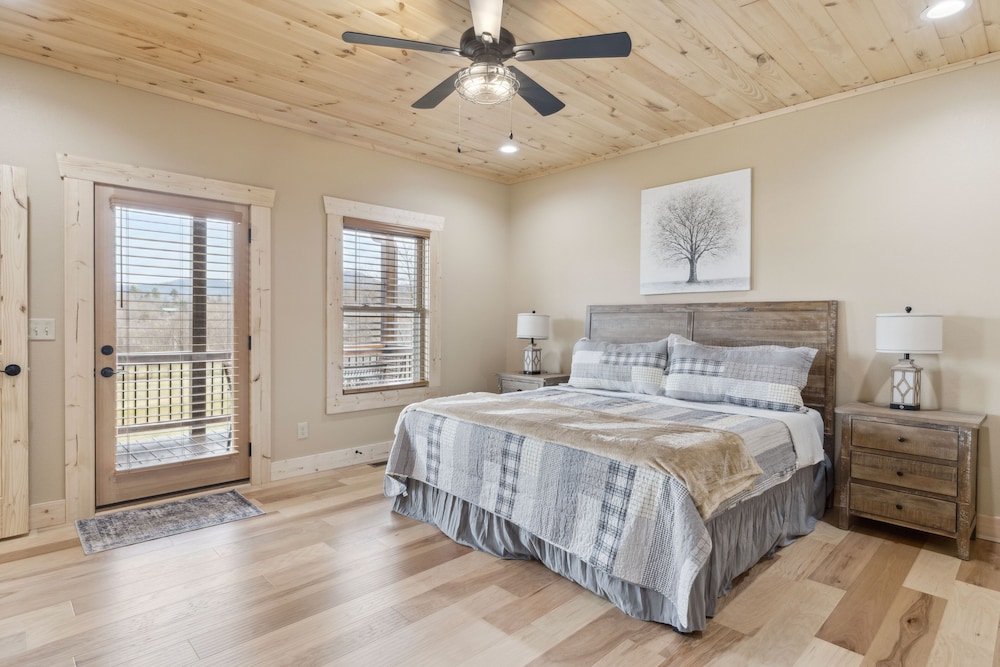 Robeson Hood Lodge 4 Bedroom Home
