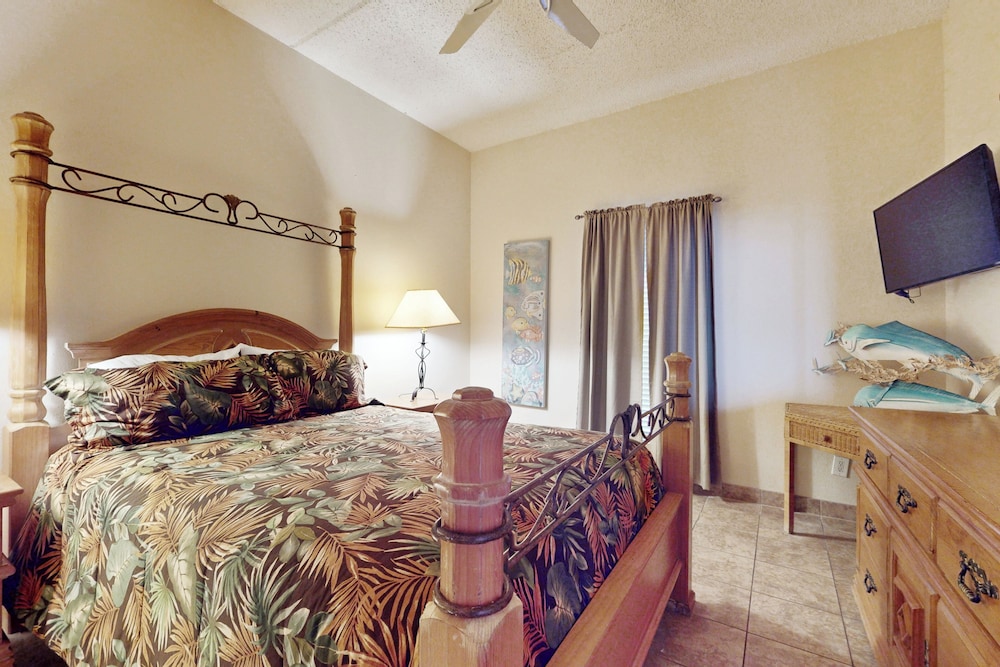 Gulf-view 3BR w/ Patio, Pools, Hot Tubs & Sauna