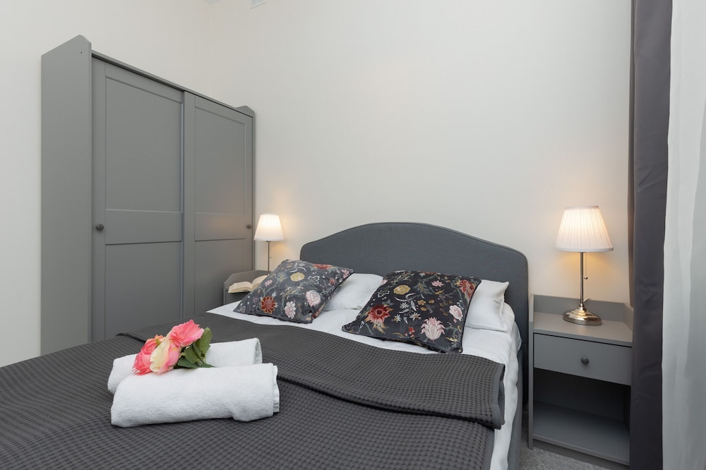 Warsaw 2 Bedrooms Apartment by Renters view 5