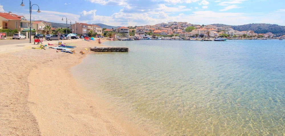 Seafront apartments Marija with terrace and mooring