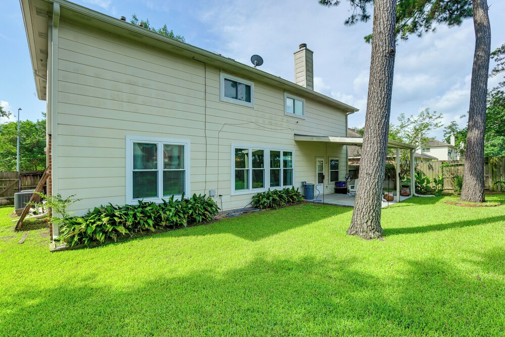 4 Mi to Old Town Spring: Family Retreat w/ Yard!