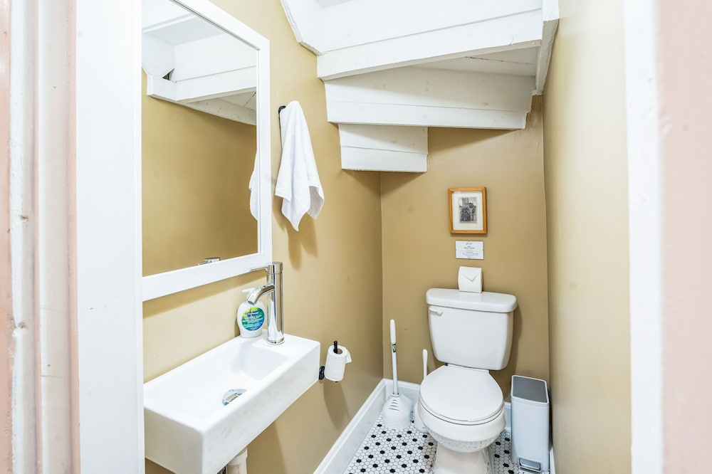 Chez Old Town Walk To Shops Metro & Waterfront 2 Bedroom Townhouse
