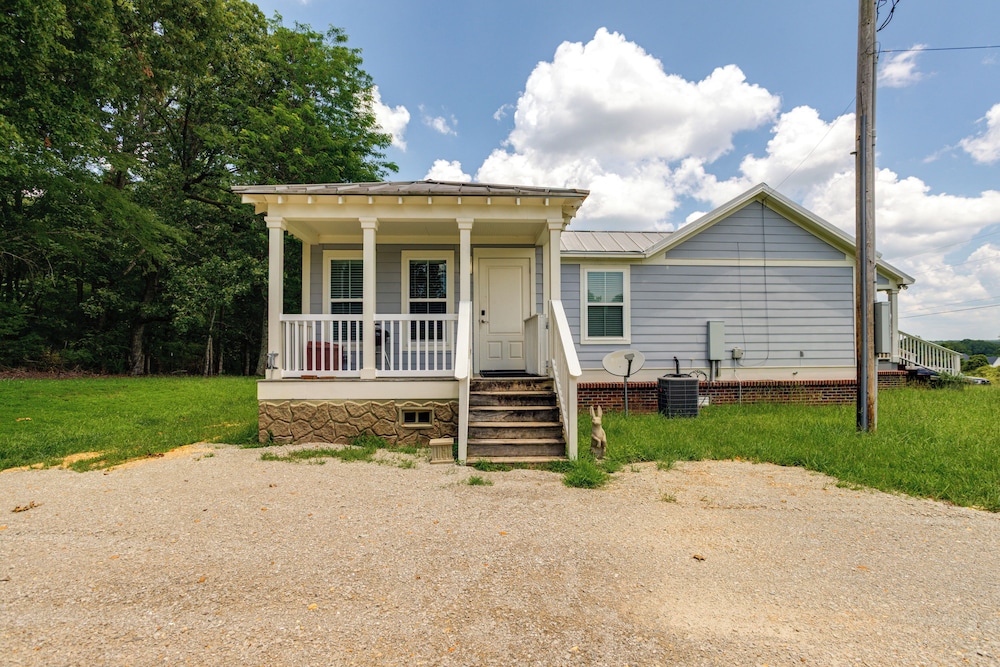 7 Mi to Ole Miss: Quiet Rural Retreat w/ Yard!