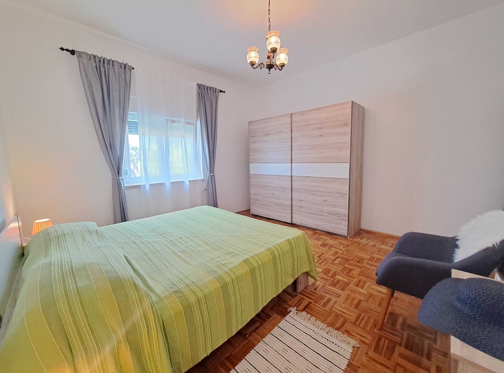 Spacious Urban Retreat Apartment With Terrace