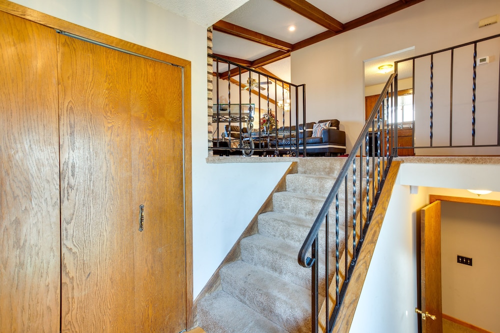 Spacious Family Home: 11 Mi to Dtwn Minneapolis!