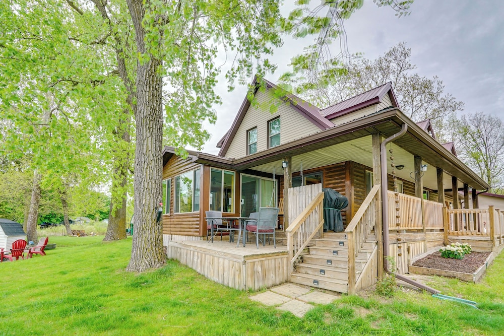 Lakefront Getaway w/ Fire Pit in Akron