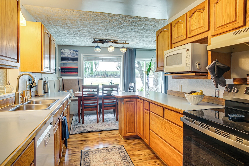Hot Tub, Deck & Mtn Views: Nine Mile Falls Duplex