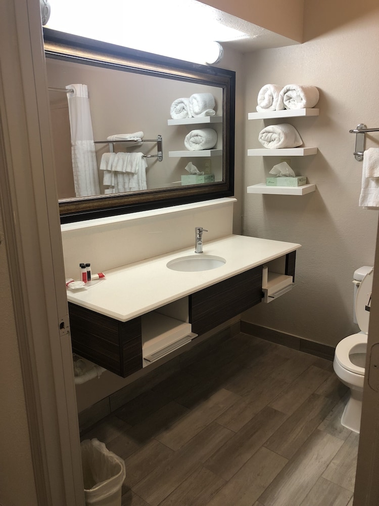 Laurel Vacations - Baymont by Wyndham Laurel - Property Image 14