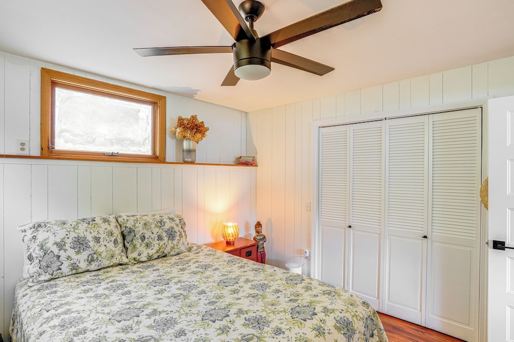Watercrafts & Dock: Stunning Lakehouse in Becket!