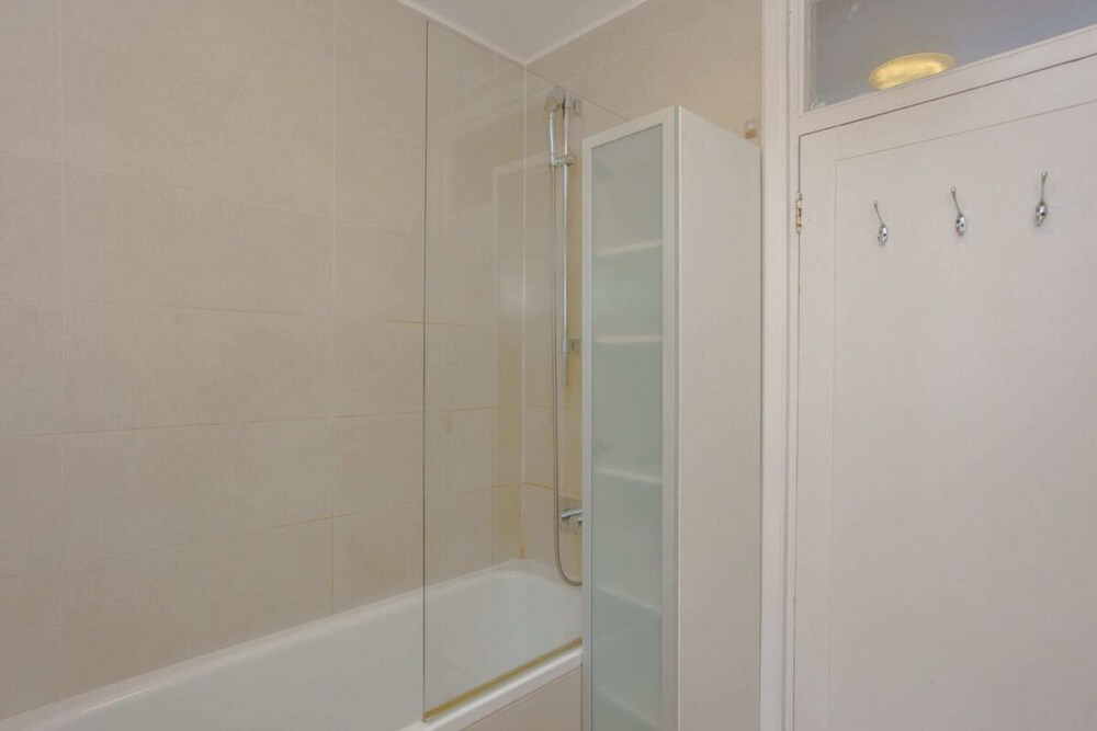 Contemporary 2 Bedroom Flat in Bayswater