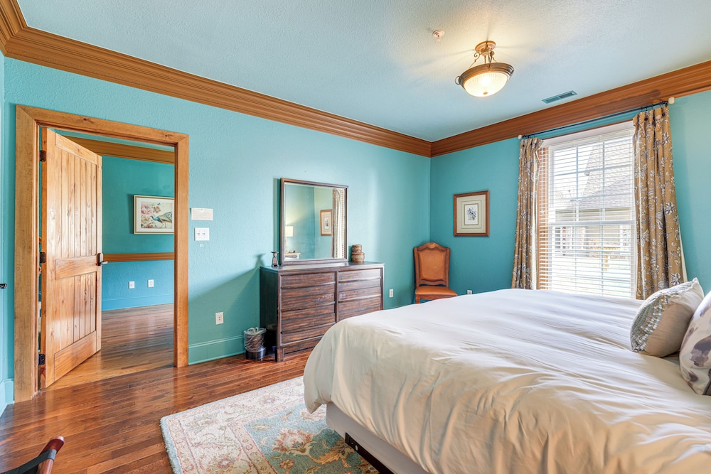 Private Hot Tub: 'bays View Lodge' in Kingsport!