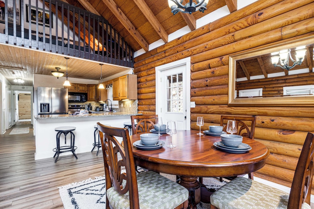 Artful Craftsman Hot Tub, Firepit, and Pond Gatlinburg + National Parks