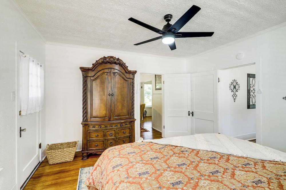 1 Mi to Dtwn! Restored 1930s Brenham Retreat, photo 9