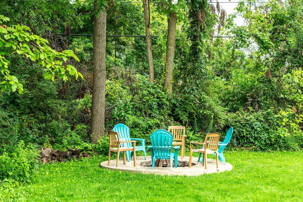 Highway Chalet - Centrally Located to Area Attractions!